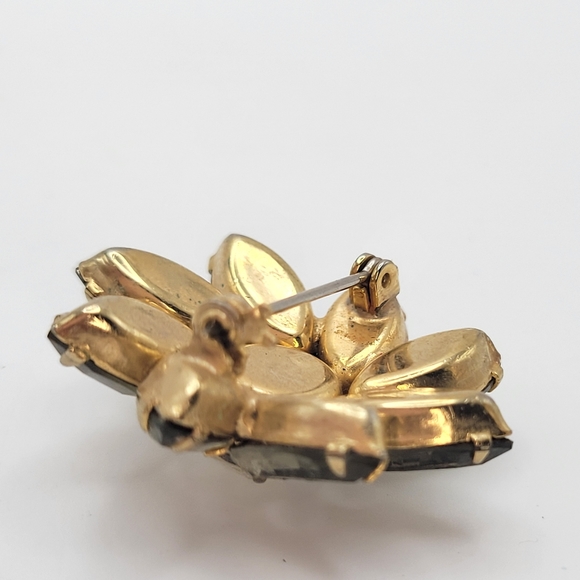 Vintage Rhinestone Flower Shape Brooch - Picture 5 of 8